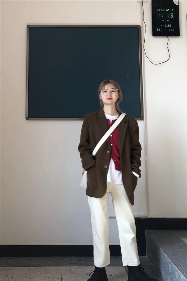 红色是秋冬最显气质的时髦的颜色,怎么把红色穿出不落俗套的时髦感