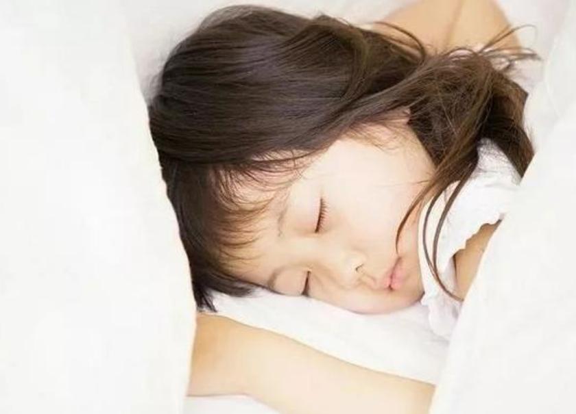 孩子爱夹腿怎么办？打骂不可取，认识夹腿综合征，快速缓解