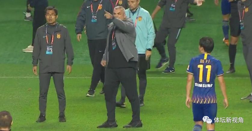 裁判拒绝判点，苏宁大将愤怒指向裁判，连教练都激动怒斥