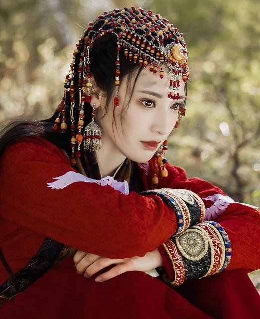 彭小苒为什么穿异域风情那么美,迪丽热巴和彭小苒谁更漂亮