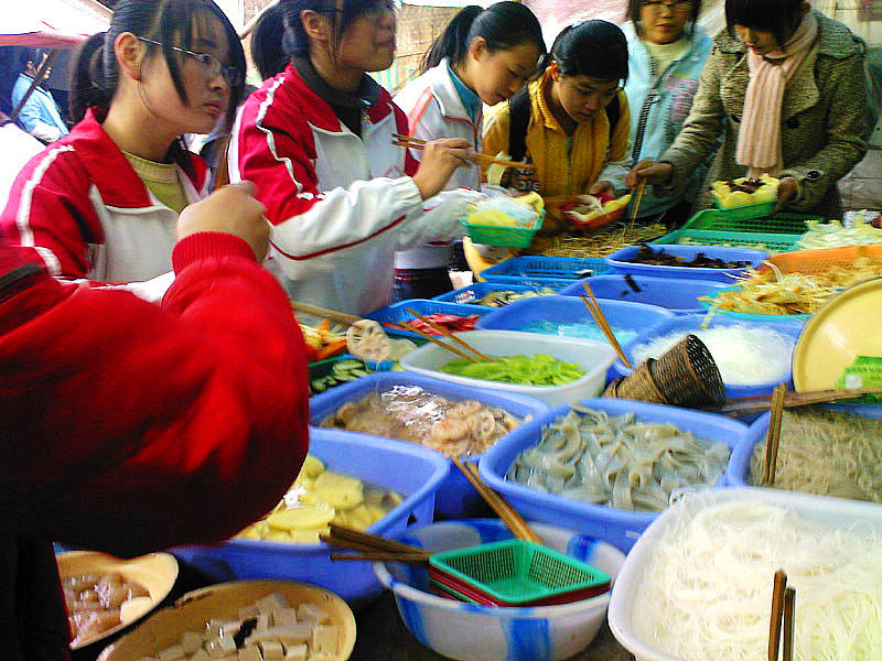 龙门阵牛油冒菜,成都市井小吃冒菜