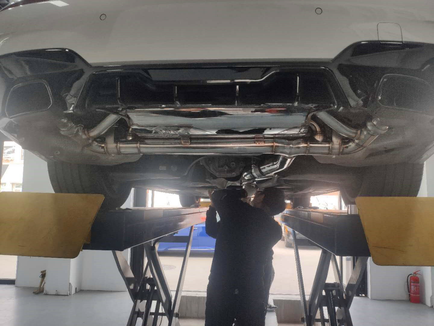 宝马325li曜夜版有排气声浪吗,20款宝马325li曜夜运动原厂排气