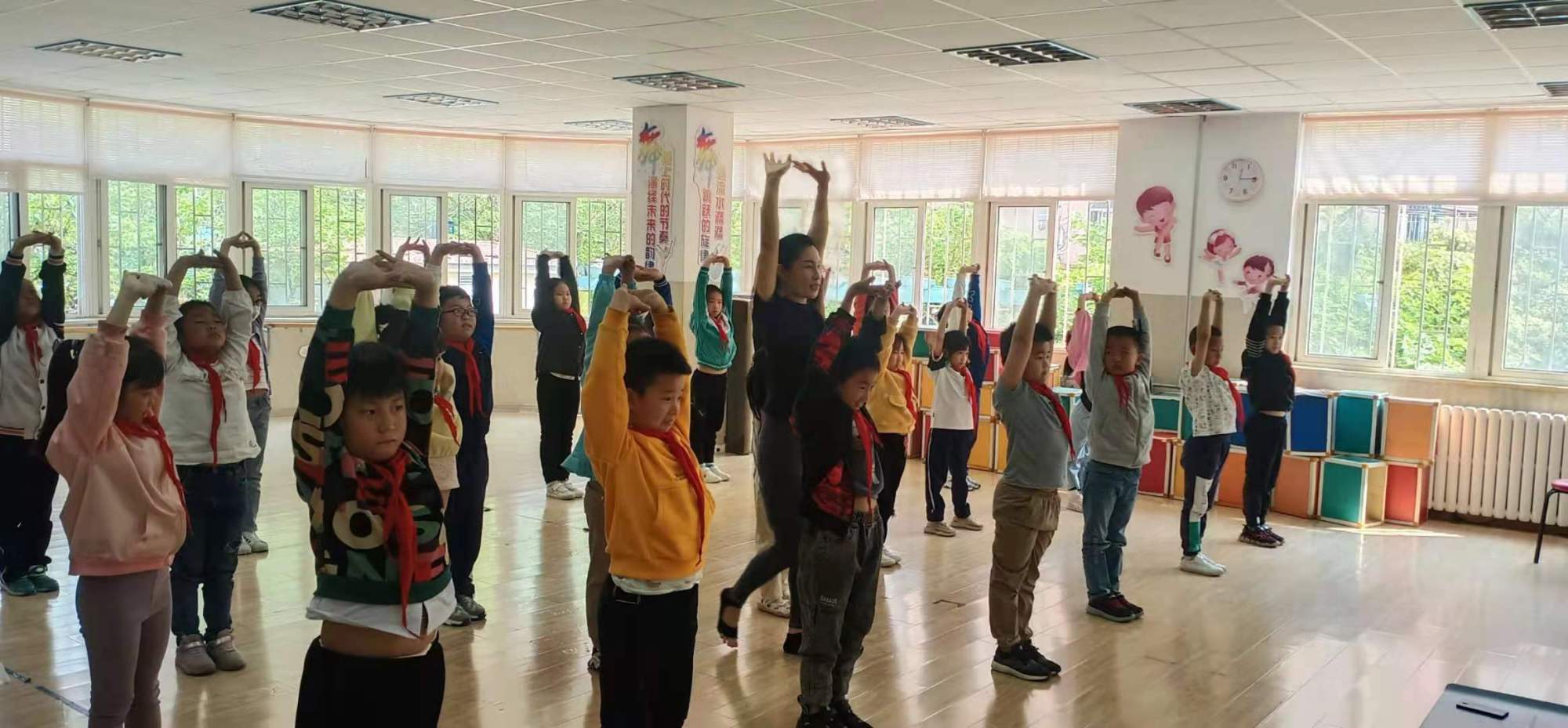 「家校携手」青岛普集路小学家长课堂：瑜伽进校园