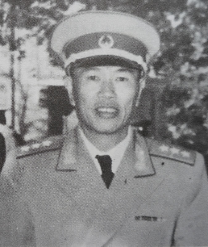 邓华缴获五箱“白金龙烟”，只给主席一支，主席笑他：财不露白啊