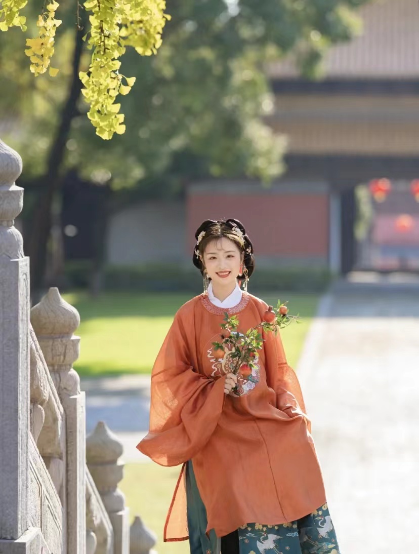 “瀣儿姐姐刚才为何要让太后吃芹菜？丹朱还记得太后不喜欢呢。”