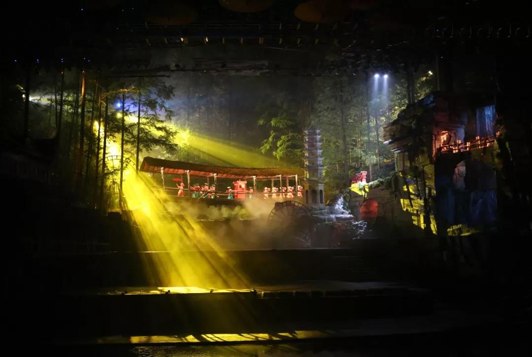 去凤凰古城有必要看演出吗,凤凰古城过度商业化