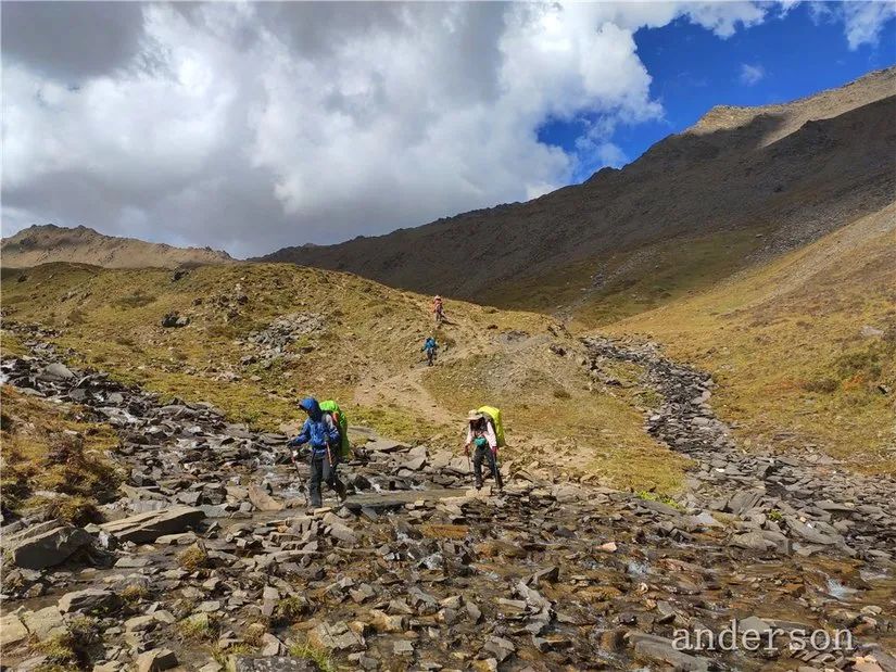 陪着贡嘎过仲秋，深夜听到女生的尖叫（上）