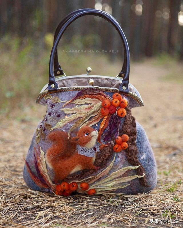 适合羊毛大衣的包包,羊毛毡包高颜值冬天背好看吗