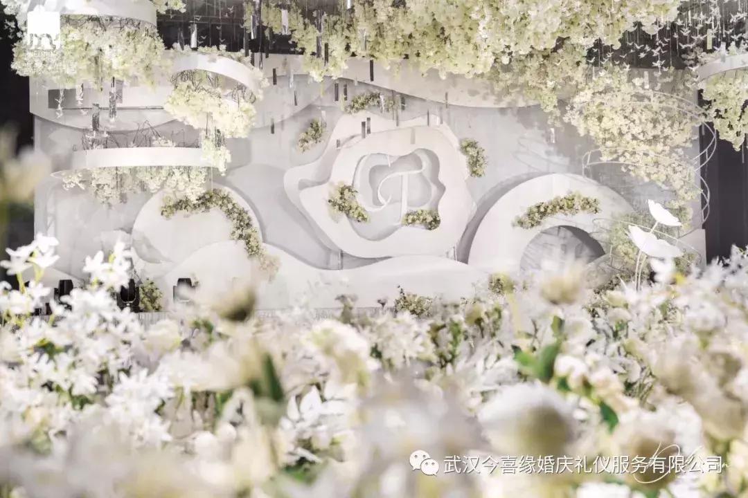 法式白绿色草坪婚礼布置,白绿色系婚礼调色教程