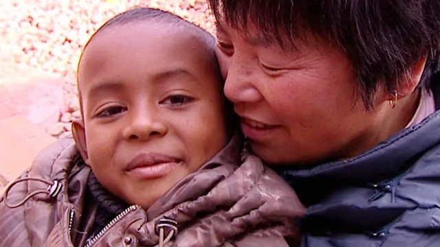 11年前,浙江农村奶奶收养了一个黑人小男孩巴比,如今怎么样了?