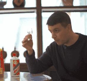 老外不相信茅台的威力,老外喝中国白酒烧刀子