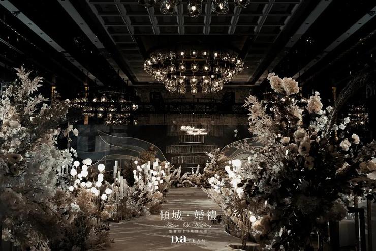 香槟色主题婚礼大屏幕视频,小饭店香槟色婚礼布置简约