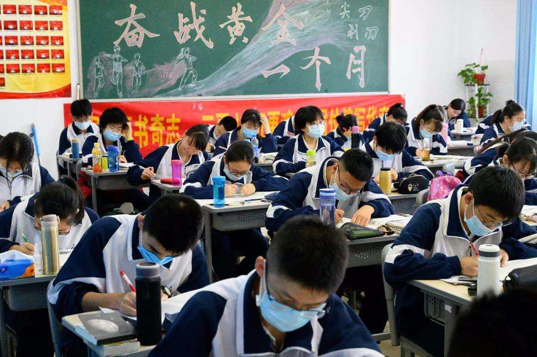 一年中两个避孕药销售高峰，五六月占一个，老师的答案相当戳心