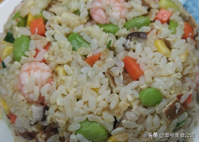 冷冻什锦虾仁蛋炒饭,懒人简单美食系列番茄虾仁炒饭