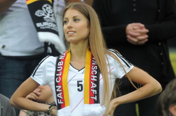 胡梅尔斯的趣事：在队内和莱万动手，女友被评为德国最美太太