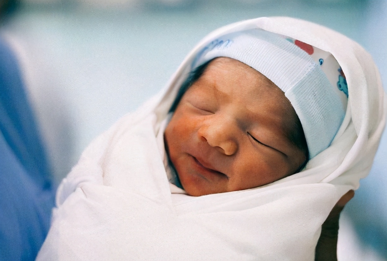 宝宝银手镯戴了两个月变成黑色,6个月婴儿戴银手镯越来越亮视频