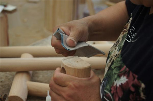 如何给家具刷漆步骤,家具翻新家具油漆工艺流程