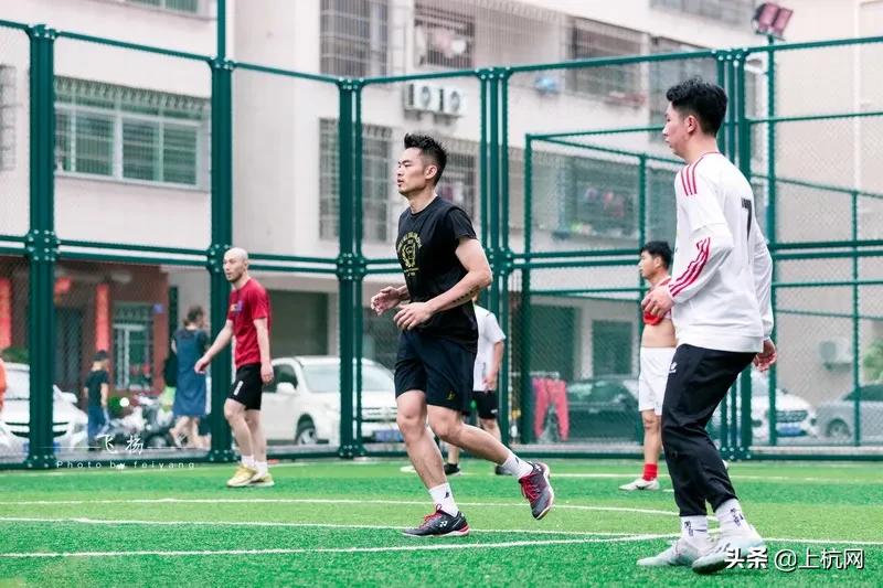 林丹野球场秀足球,林丹回到球场赢了