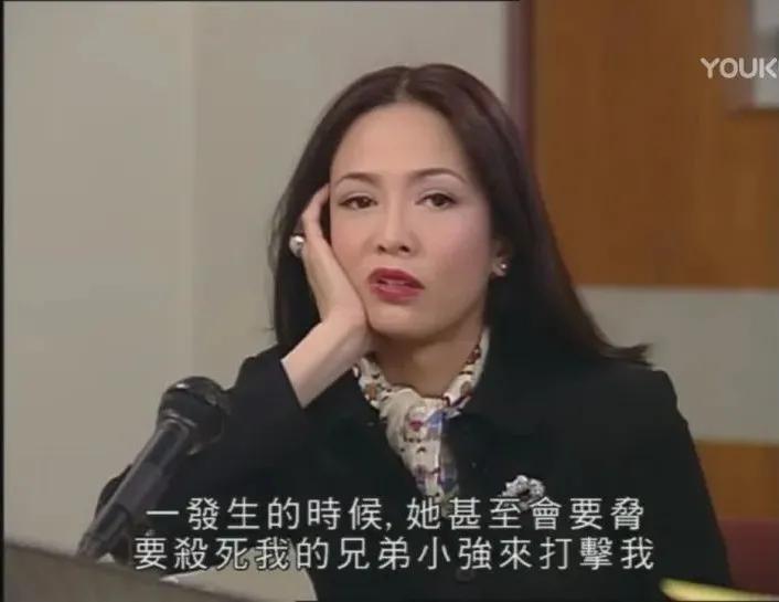 还记得2000年拿下黄子华的中环女律师MissMo穿过什么吗？