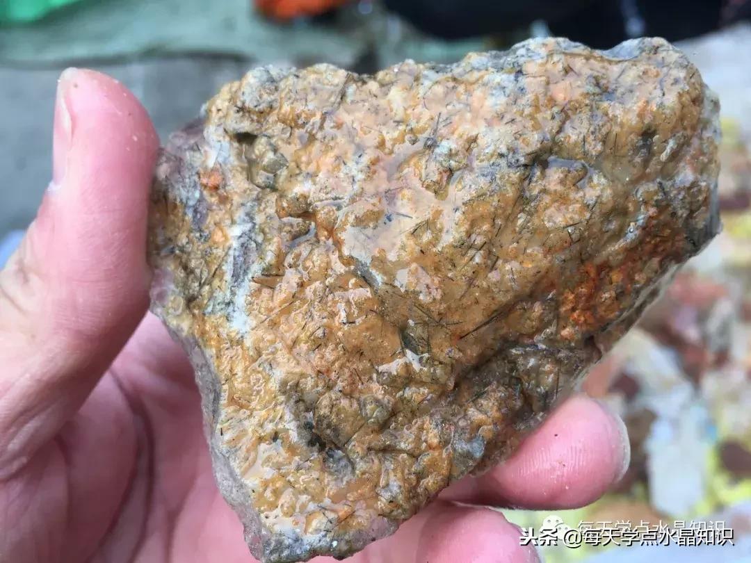 天蒙蒙亮赶个早市看一看天然水晶毛料市场