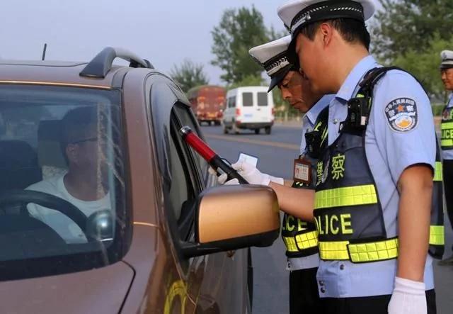 为什么交警一眼能知道有没有驾照,是不是每一个违规交警都会确认