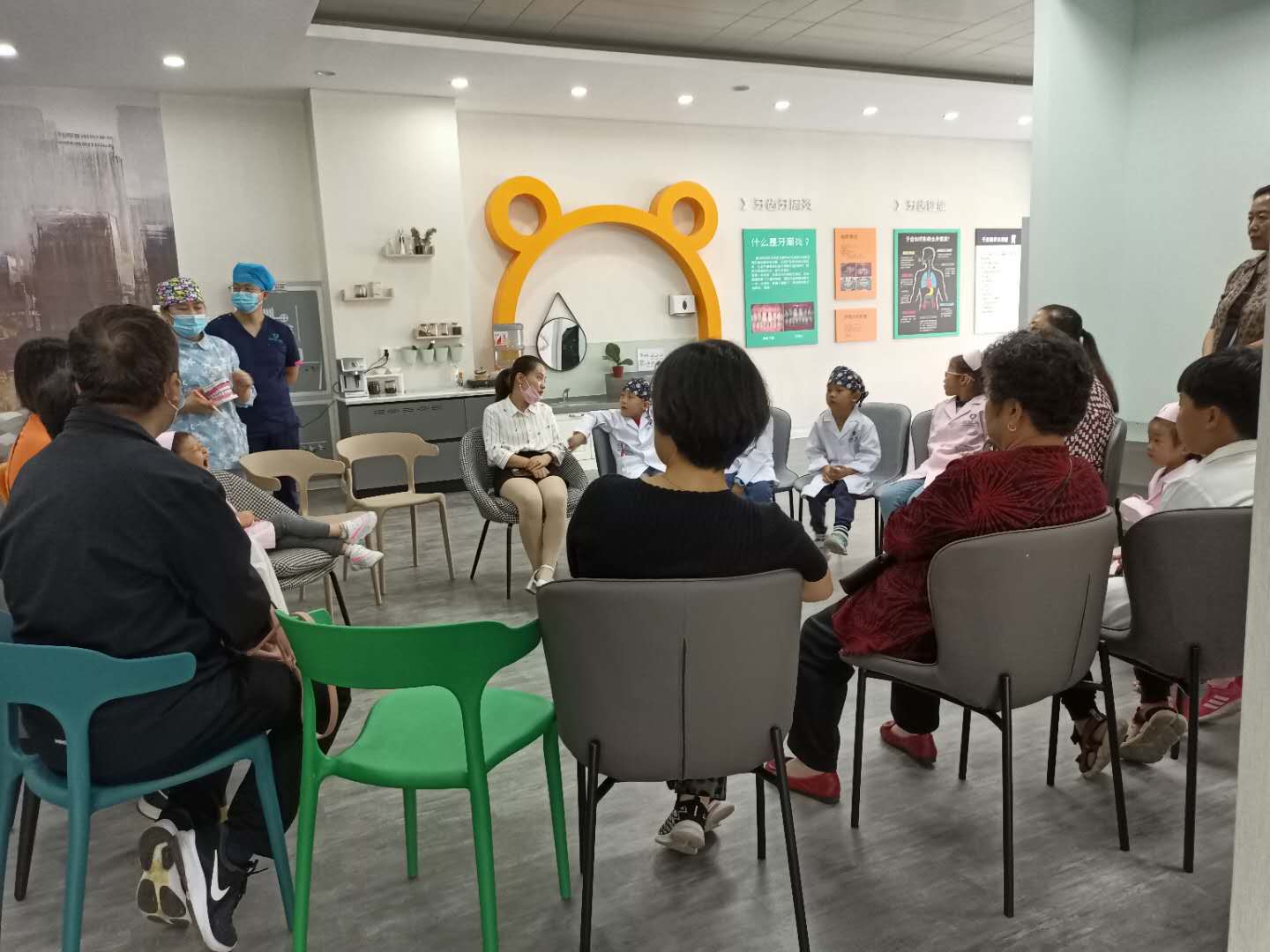 怎样给孩子讲牙齿护理知识,小牙医护齿视频