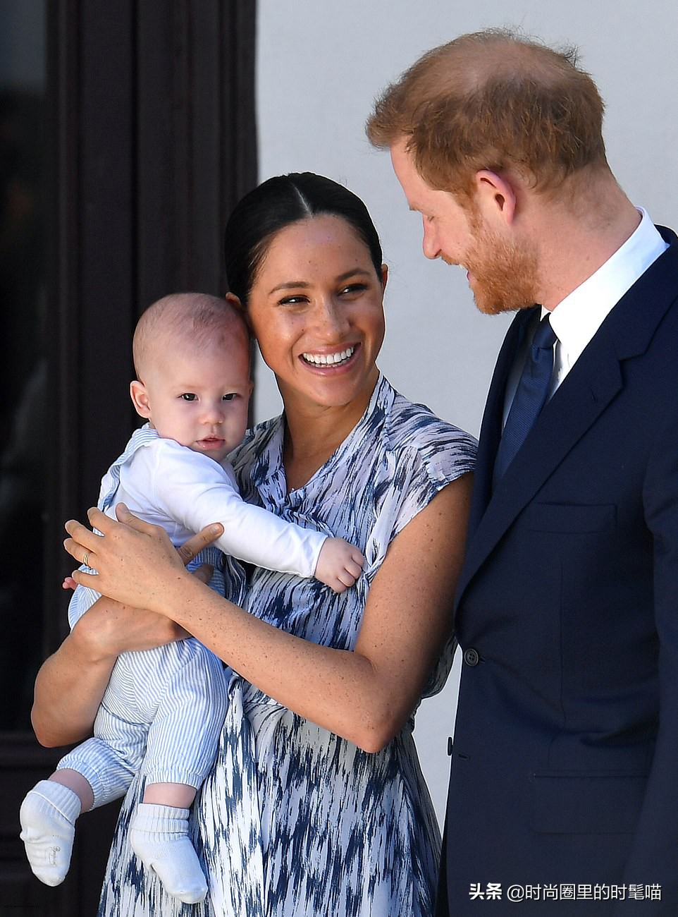 梅根身着绿裙清新靓丽,哈里王子梅根穿衣搭配