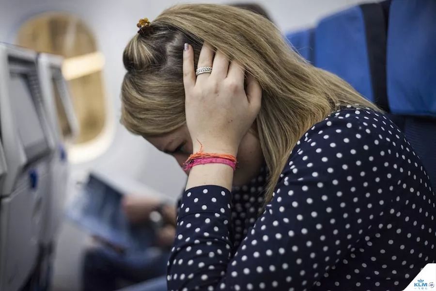 第一次坐飞机耳朵疼是啥原因,坐飞机戴耳机能缓解耳朵疼吗