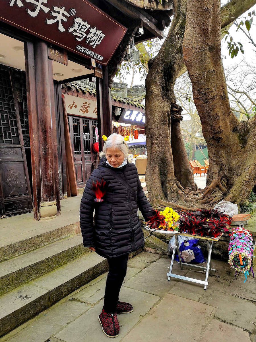 成都曾经街头的小生意：擦皮鞋、削菠萝、改裤脚、换拉链