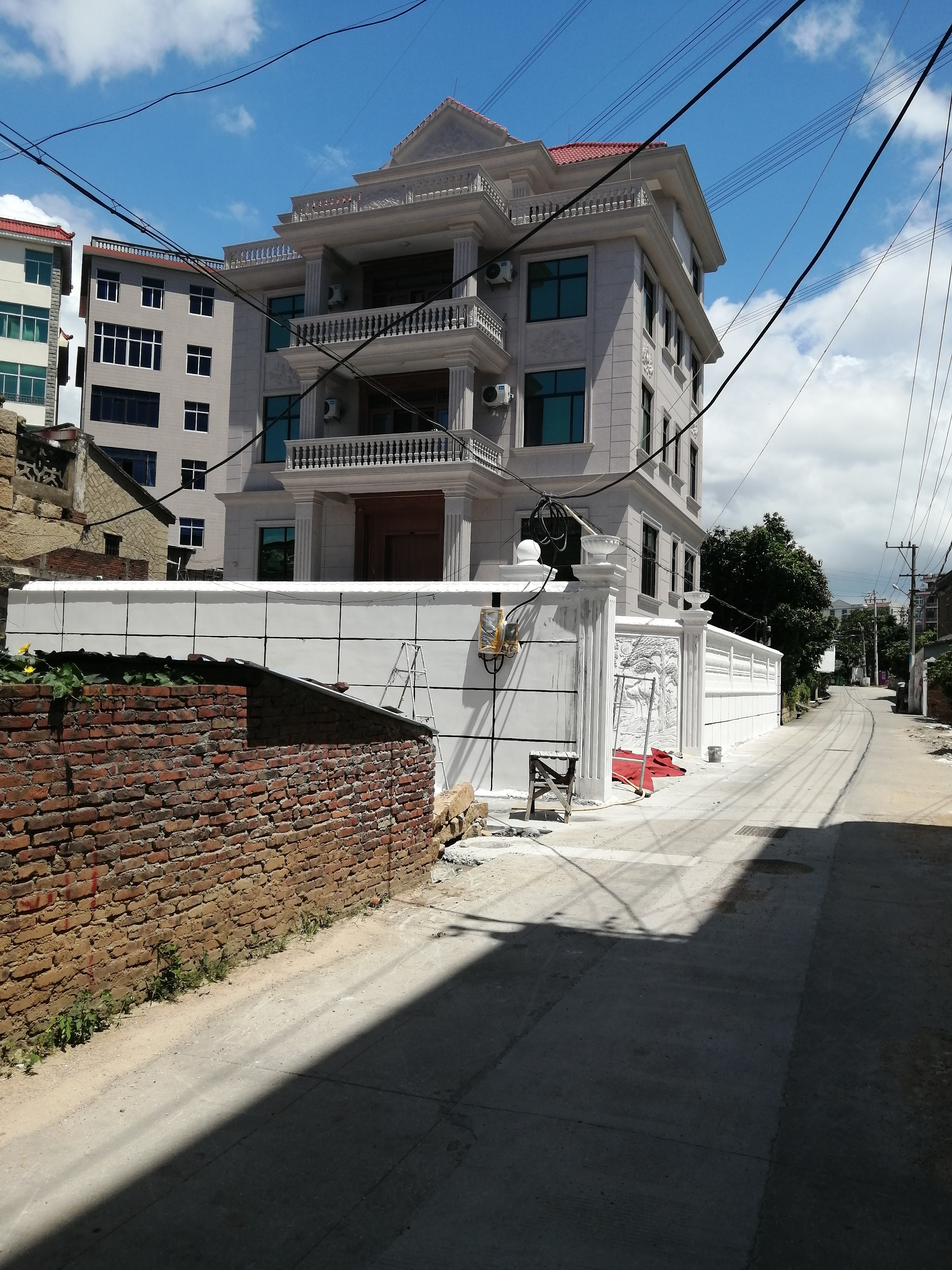 该不该在农村老家建房,农村该不该盖楼房