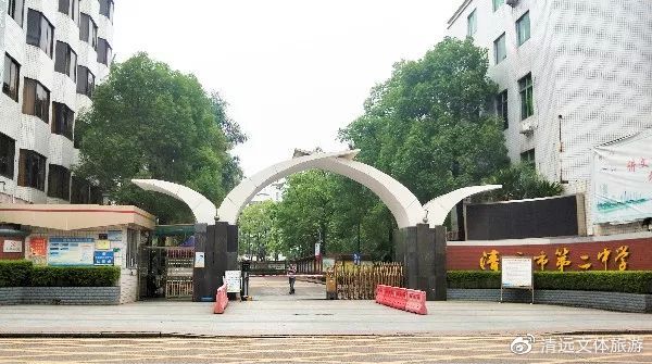 这些在学校周边开了十几年的小吃店，陪伴了多少人的青葱岁月！