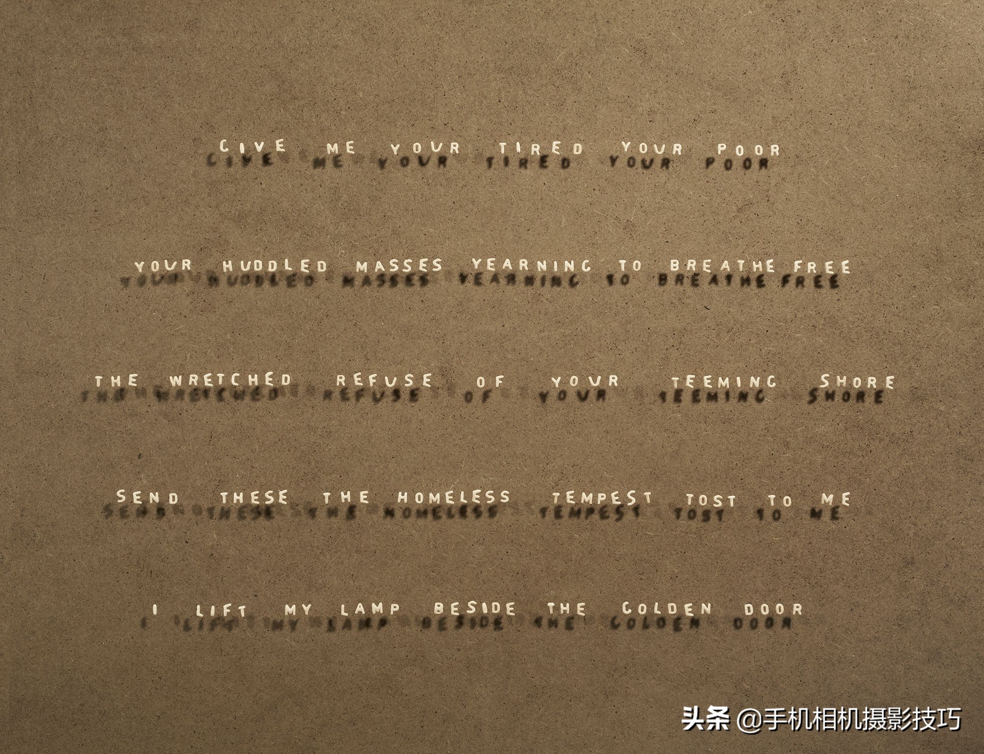 摄影师拍摄那些被美国政府没收的非法移民随身物品