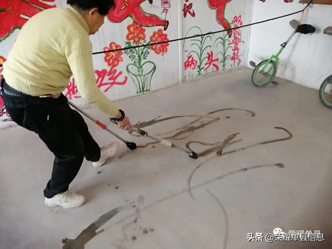 大衣哥朱之文的家乡：88岁的赵鸿燊能倒立、骑独轮车