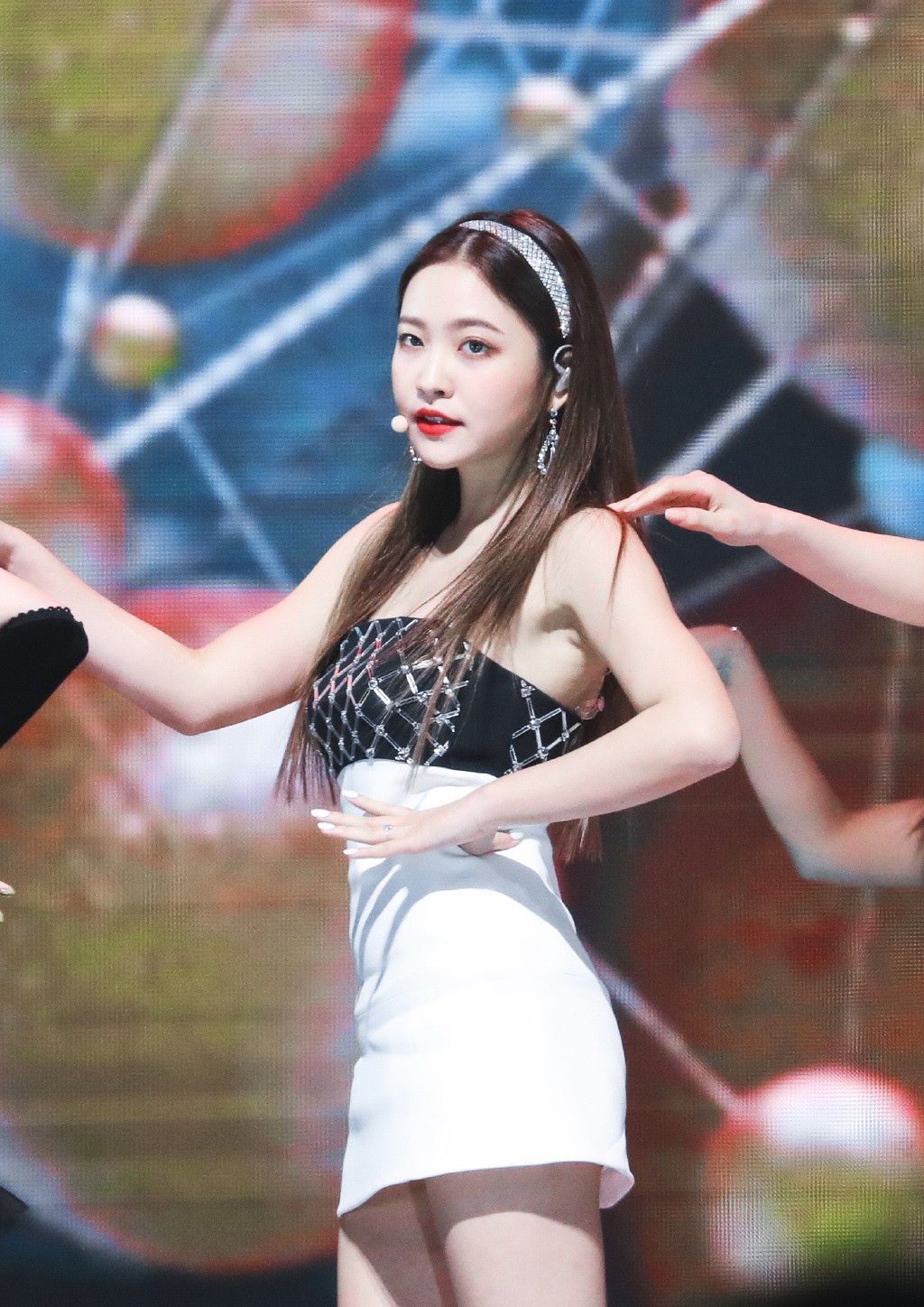 她是韩国大势女团忙内，宝蓝牛仔连体裤出镜，背头更显精致五官