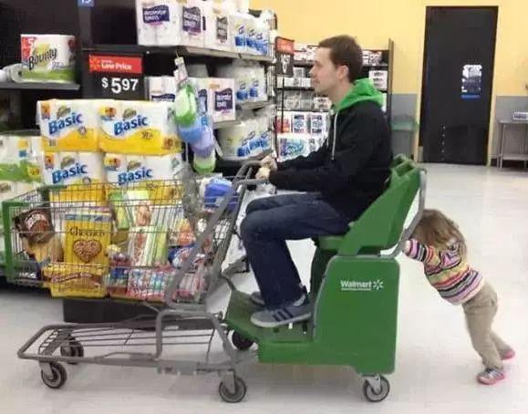 这才是爸爸带娃该有的样子,全世界的爸爸都一样