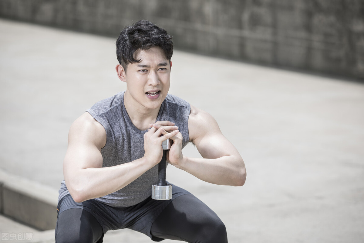 深蹲髋部发力图解,深蹲要求髋部内旋还是外旋