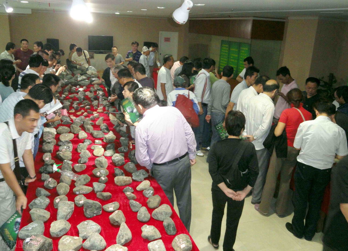 直播间翡翠原石被骗怎么办,在直播间买翡翠原石被骗案例