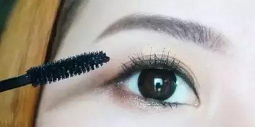 简单易上手的眼妆教程步骤,超详细的眼妆教程你一定学得会