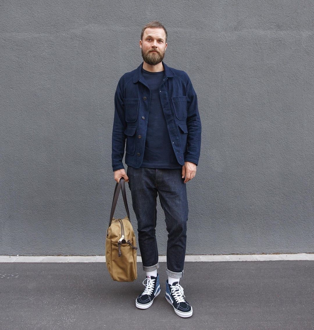 飞行夹克搭配深蓝色直筒牛仔裤,夹克配修身或者直筒牛仔裤