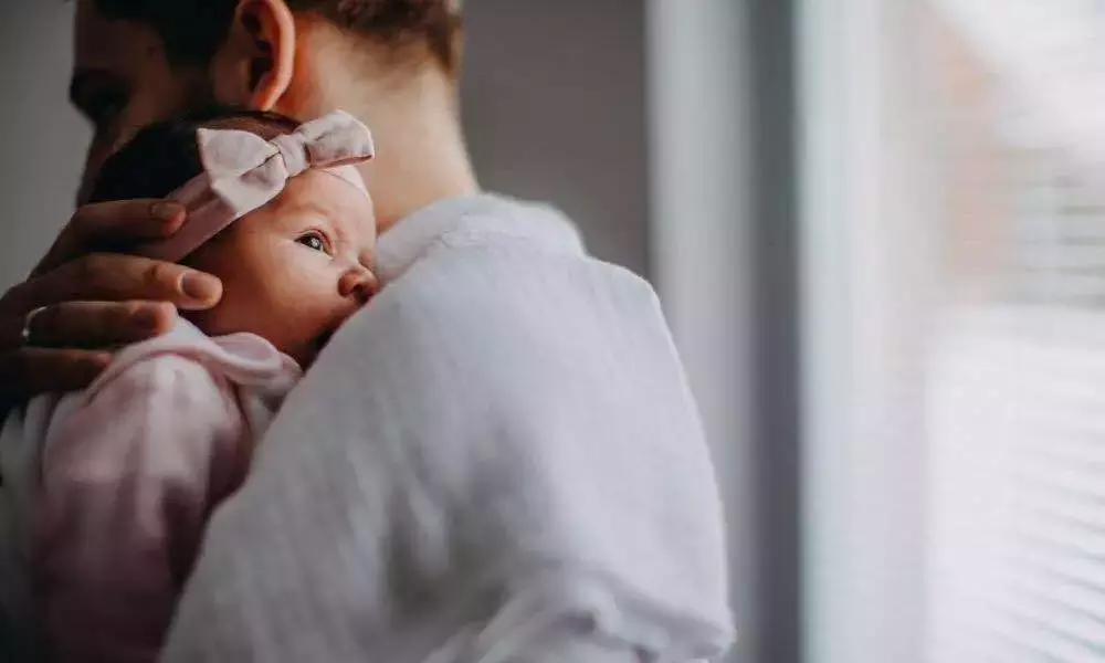 宝宝喂奶拍嗝正确姿势,竖抱婴儿拍嗝正确方法