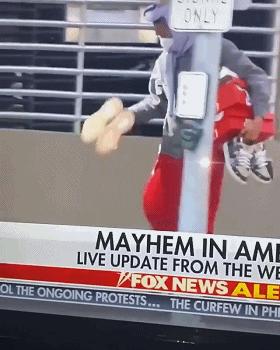 假鞋贩子隔空给黑人兄弟送补给,全球开启“地摊经济”模式