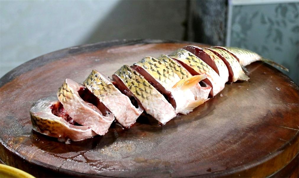 草鱼做汤好吃的做法,草鱼怎么做汤浓肉鲜