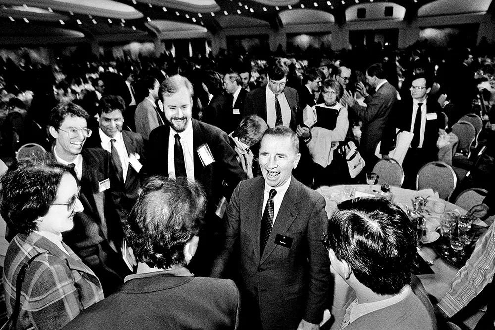 新书 | 首次曝光！“*底卧**”15年拍下250000张照片，他只选了这100张