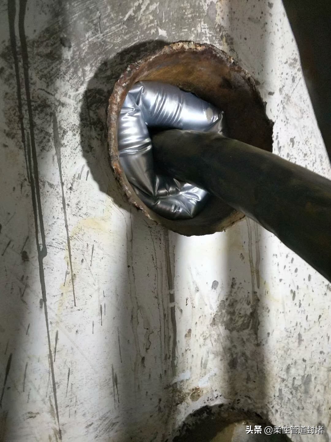 地下室穿墙管道漏水如何修补,地下室管根漏水处理方案