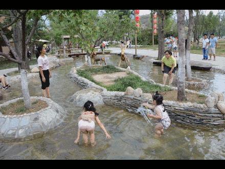 宝宝光脚防着凉,家长做幼儿小脚丫