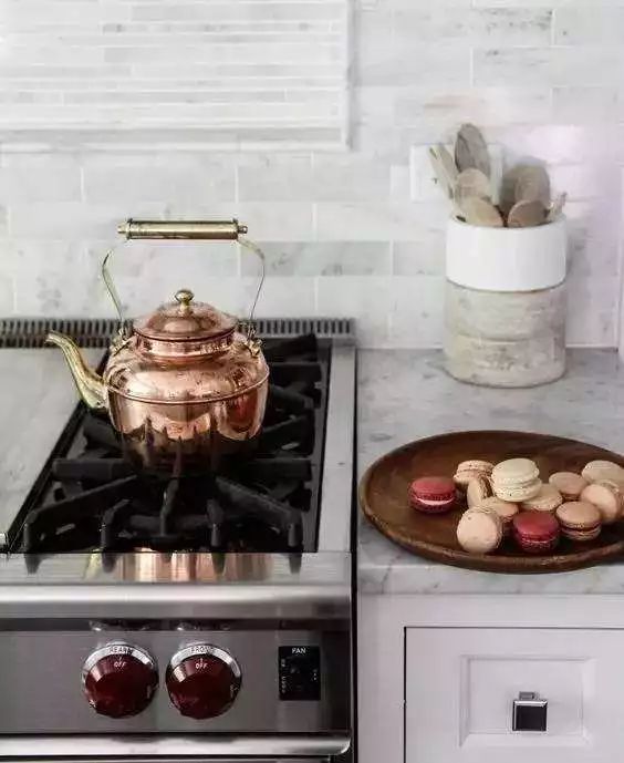 教你个生活小妙招，这样洗出来的白袜子跟新的一样