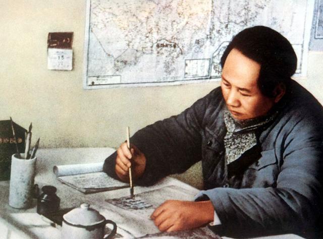 毛主席看到与母亲的合影，激动地用土话问道：咯是从哪里拱出来的