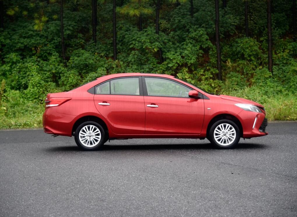 威驰两厢和飞度哪个好,飞度两厢威驰三厢