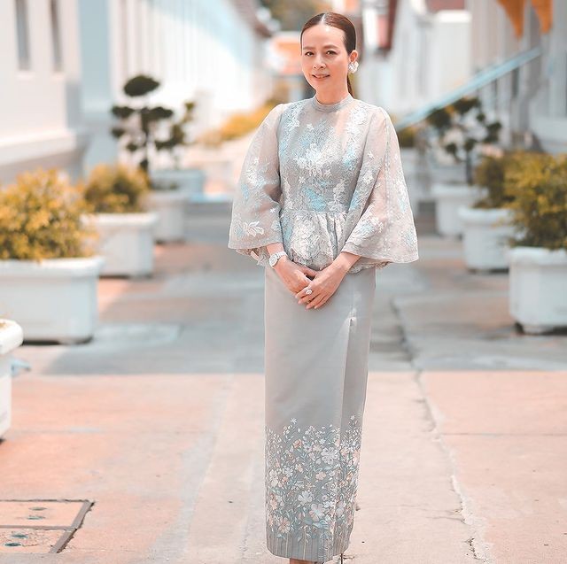 华裔美女神似西拉米，泰王几次示好碰一鼻子灰，富婆老公比玛哈帅