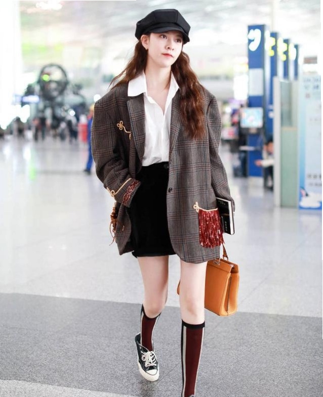 宋妍霏堪称时髦甜酷女孩穿搭范本,宋妍霏短发造型